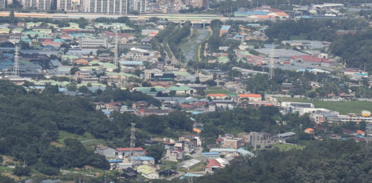수도권 청약단지들의 희비가 엇갈리고 있다. 입지가 좋은 지역은 완판이 이어지는 반면 비인기지역은 미분양이 쌓이고 있다. 사진은 내년부터 청약 예정인 3기 신도시 하남 교산지구 일대 전경. 3기 신도시는 일부 2기 신도시보다도 입지가 좋은 곳이 많아 대기수요가 많은 것으로 알려졌다. <연합뉴스>